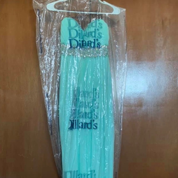 Formal gown / prom dress - Picture 2 of 5
